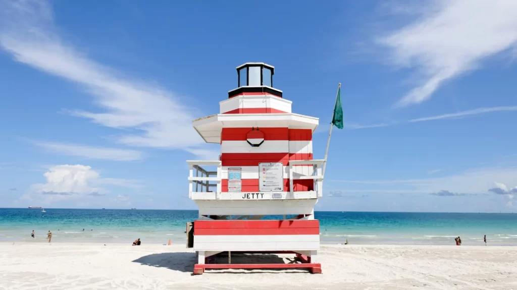 Posto de salva-vidas listrado em vermelho e branco no Jetty de South Beach Miami
