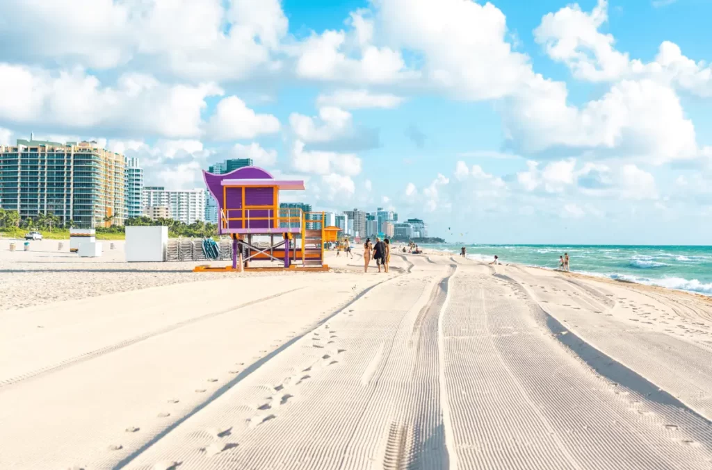 Posto de salva-vidas colorido na areia branca de South Beach em Miami