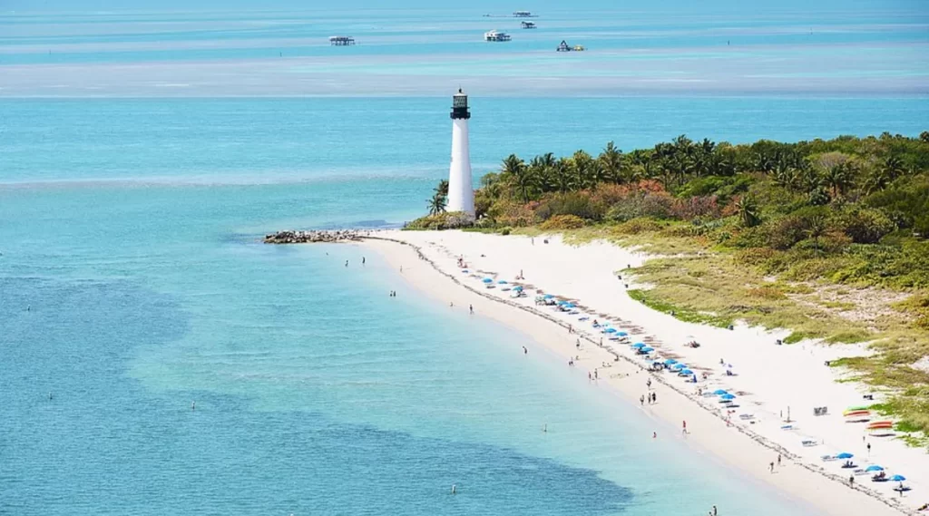 Bill Baggs Cape Florida State Park, praia com farol histórico em Key Biscayne, Miami – paisagem icônica e tranquila.