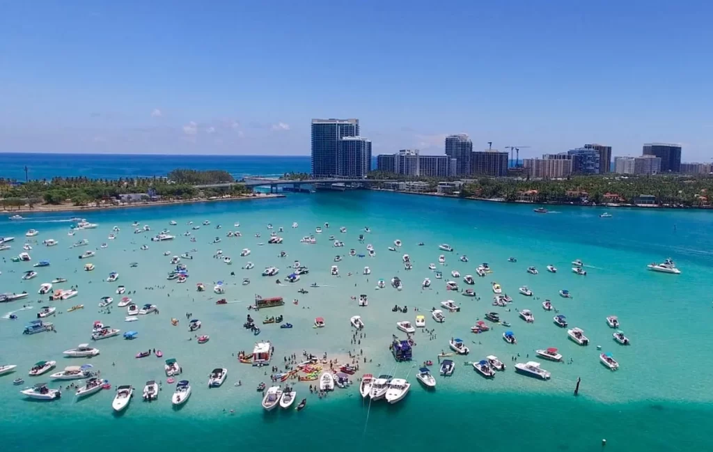 Haulover Beach Miami, mar cristalino e área popular para esportes aquáticos – um dos pontos mais vibrantes da cidade.