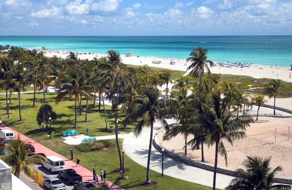 Lummus Park Beach Miami, cabana colorida e mar azul – praia icônica na Ocean Drive, South Beach.
