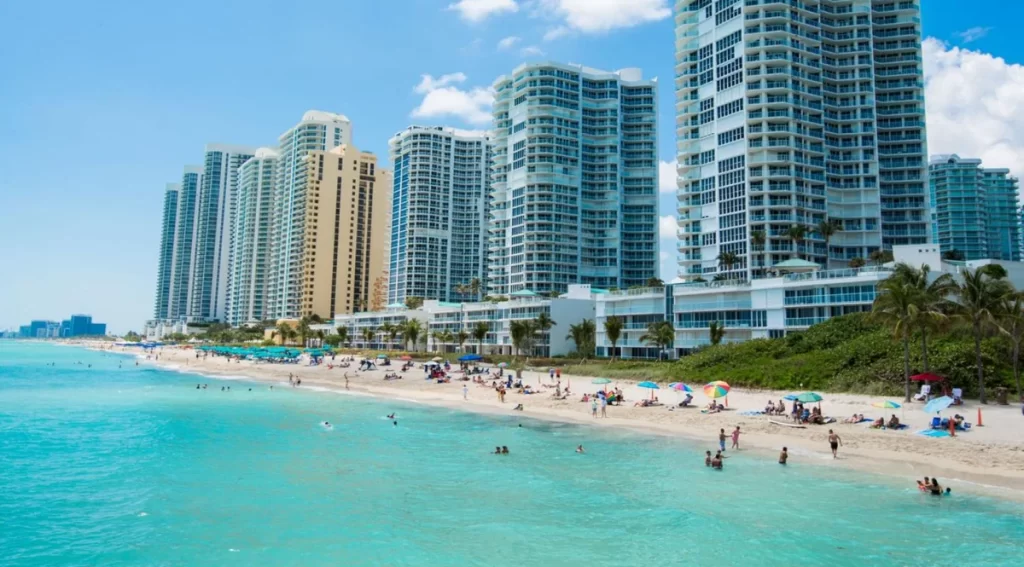 Sunny Isles Beach Miami, arranha-céus à beira-mar e águas turquesa – um dos balneários mais luxuosos da Flórida.