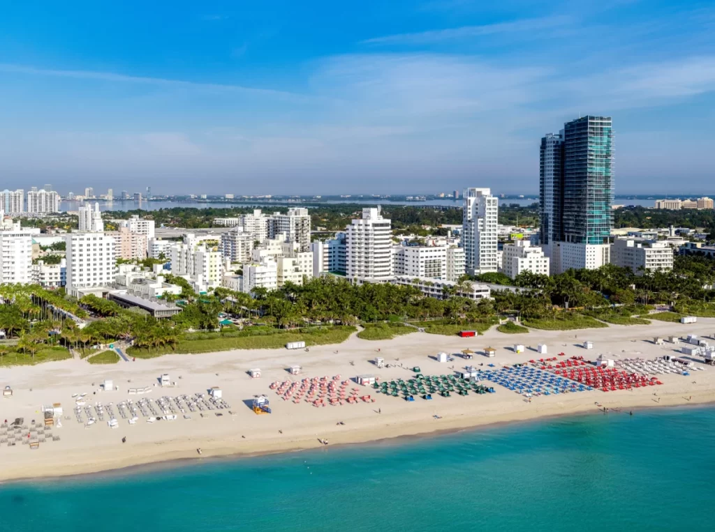 Surfside Beach Miami, praia tranquila com águas azuis e ambiente familiar – ideal para relaxar na costa da Flórida.