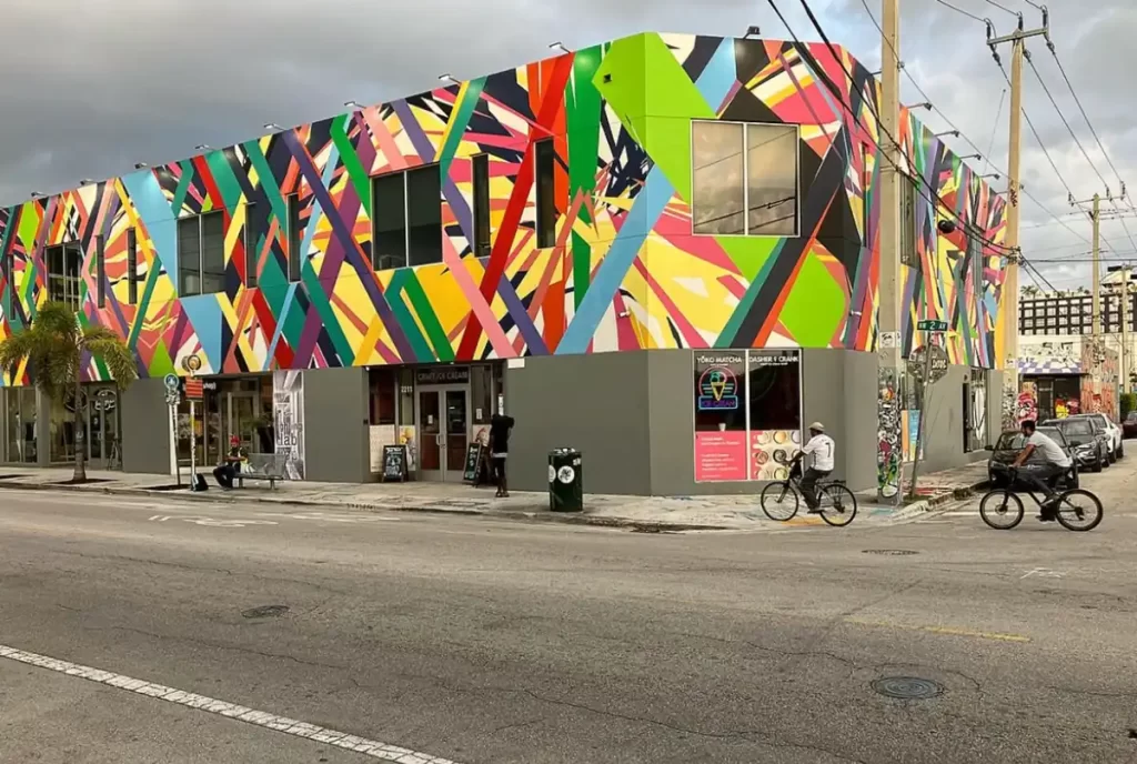 Prédio colorido com arte urbana no bairro Wynwood em Miami, famoso por murais e street art