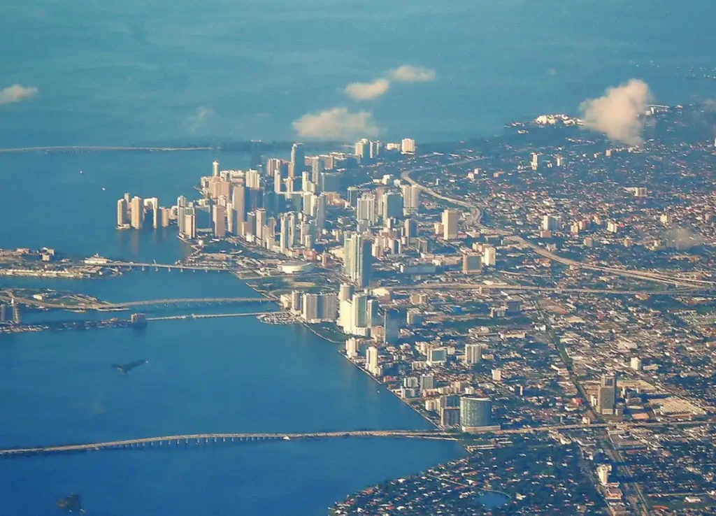 Vista aérea de Miami mostrando a baía, arranha-céus e pontes que conectam a cidade ao litoral