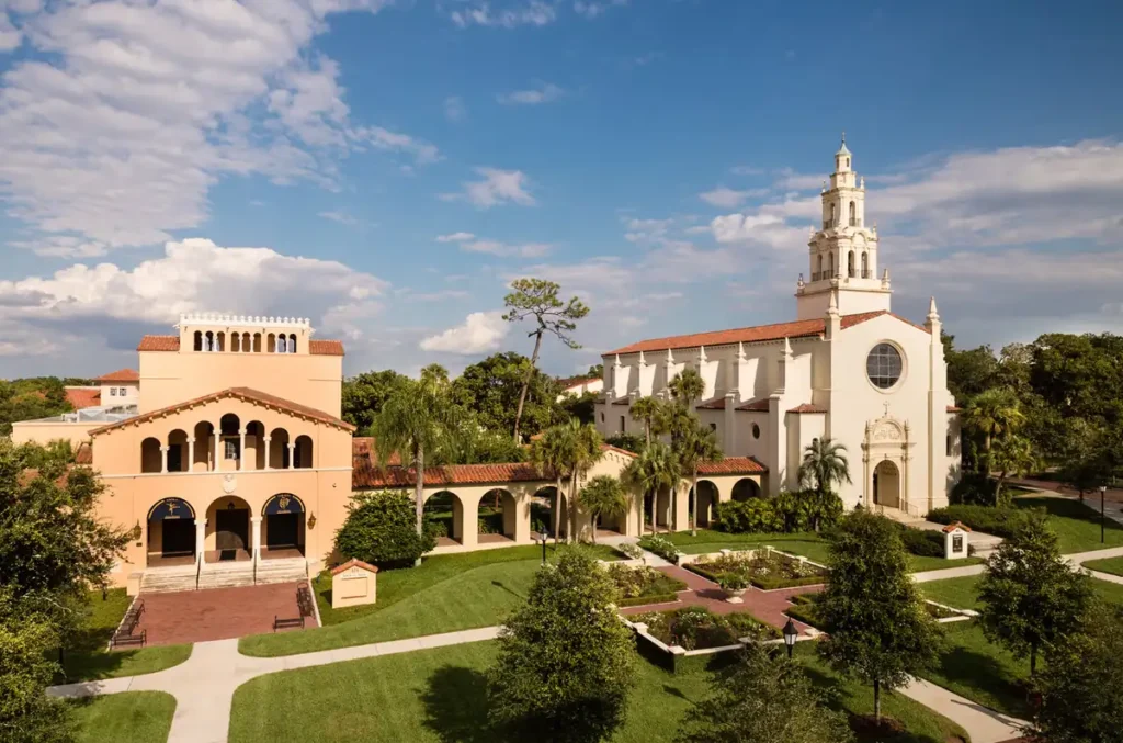 A Knowles Memorial Chapel é um dos destaques arquitetônicos do campus do Rollins College em Winter Park.