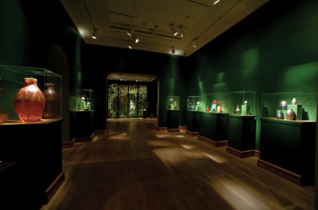 Galeria do Morse Museum, conhecido por sua coleção de obras e peças decorativas de Louis Comfort Tiffany.