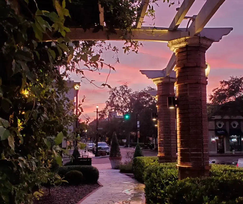 O charme da Park Avenue ao entardecer, com ruas arborizadas e arquitetura elegante em Winter Park.