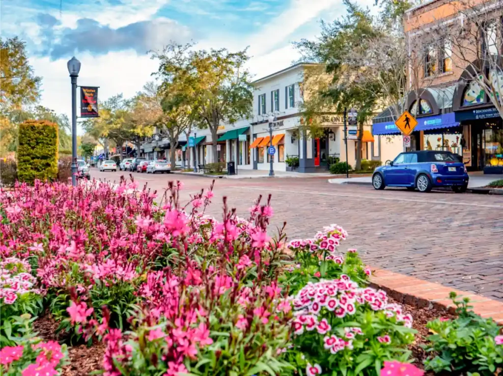 O que fazer em Winter Park - Park Avenue, uma das áreas mais charmosas para passear e fazer compras em Winter Park, Flórida.