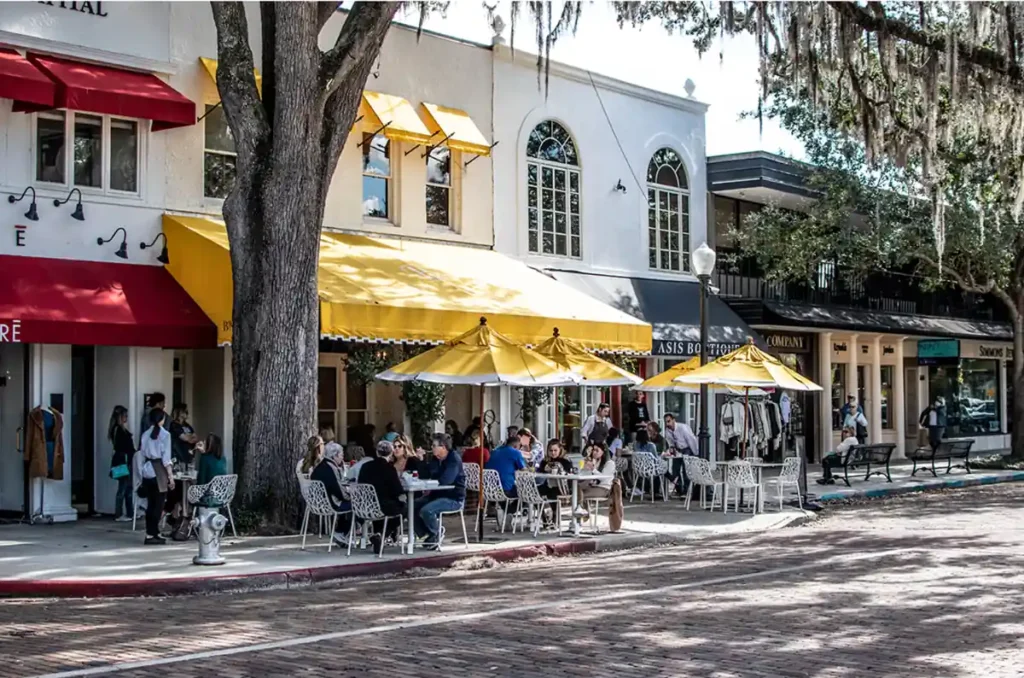 Restaurantes e cafés com mesas ao ar livre criam o clima agradável da Park Avenue em Winter Park.