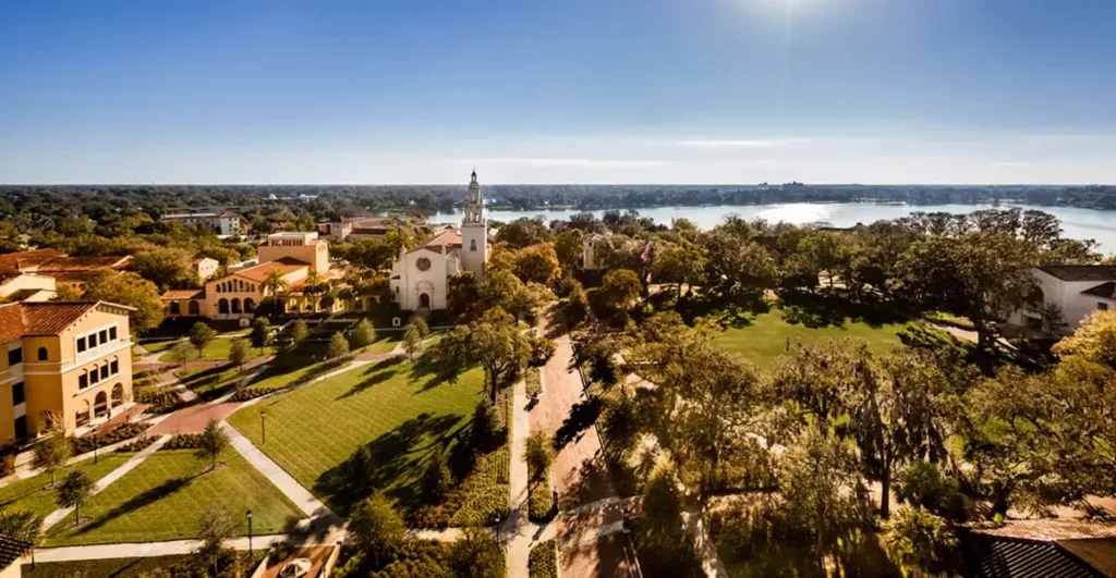 Vista aérea do campus do Rollins College e do lago em Winter Park, Flórida.