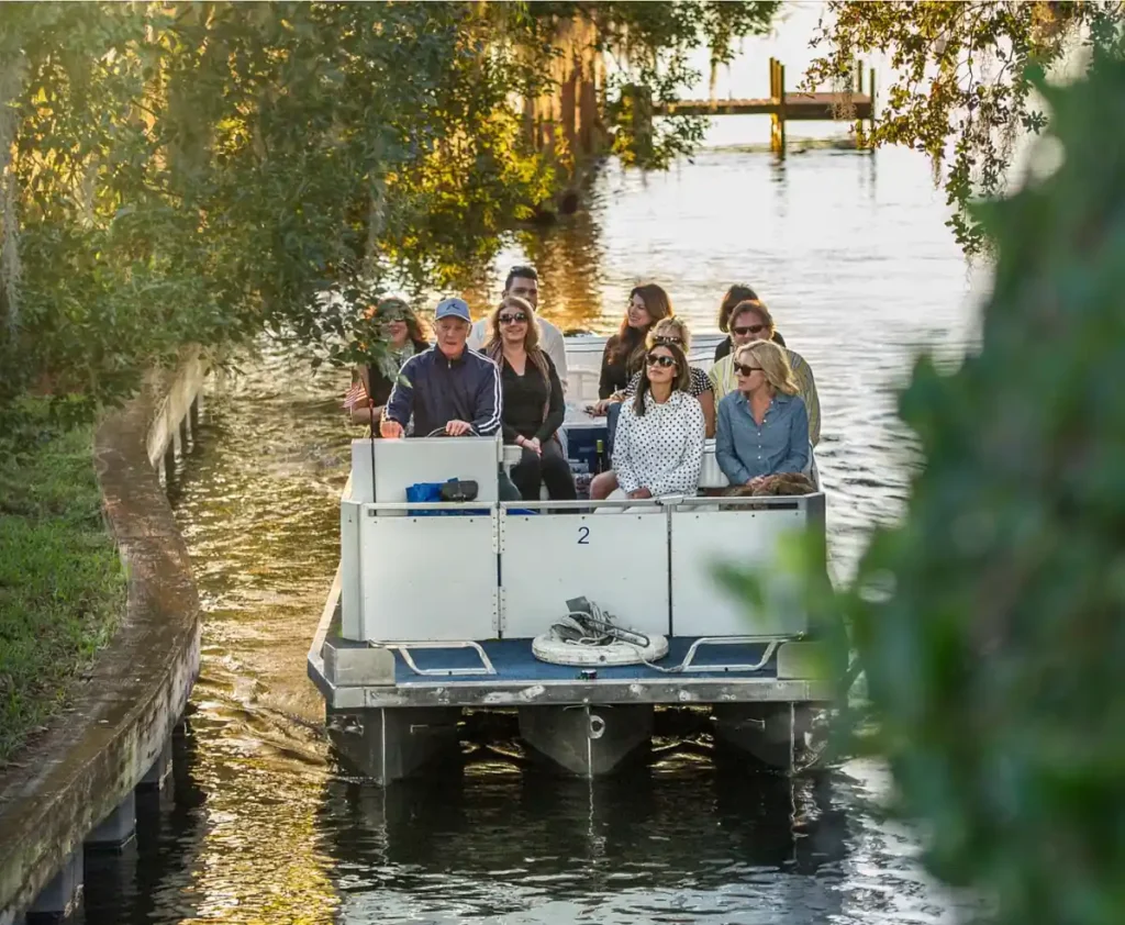O Scenic Boat Tour percorre os lagos e canais arborizados de Winter Park.