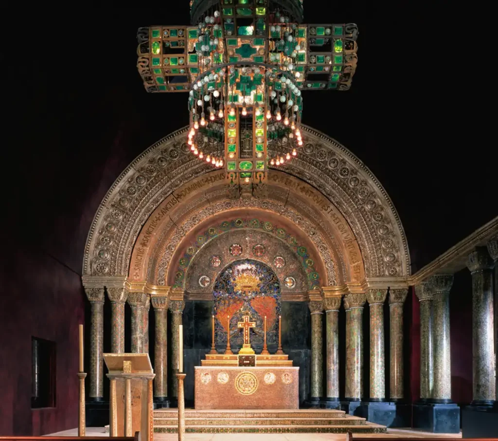 A Tiffany Chapel é uma das atrações mais impressionantes do Charles Hosmer Morse Museum of American Art.